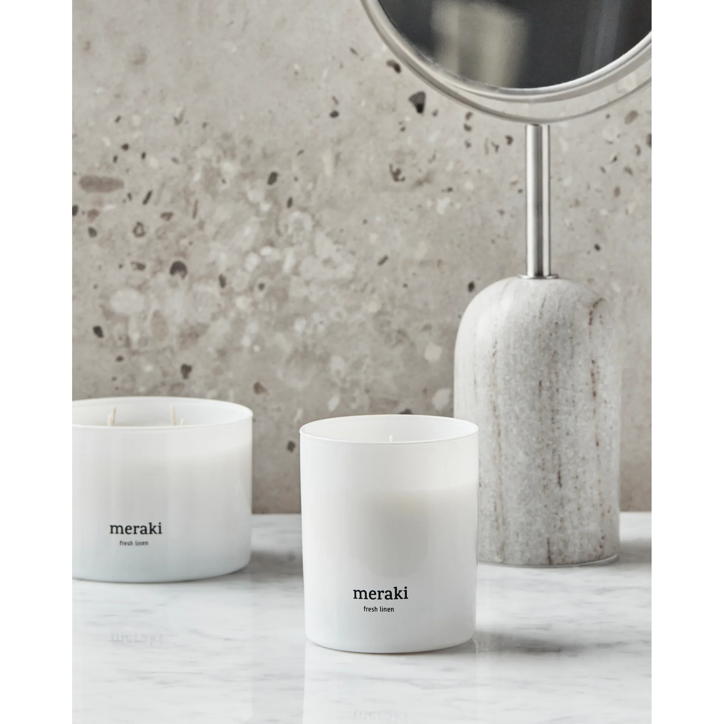 Meraki Fresh Linen kaarsen in Scandinavische badkamerstijl met marmer en spiegel