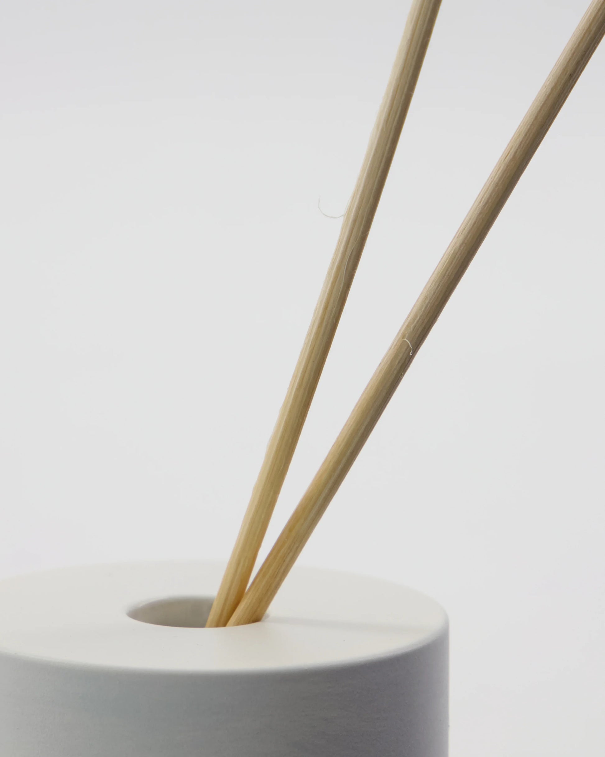 Close-up van Meraki White Garden diffuser met houten geurstokjes in minimalistische witte halsopening