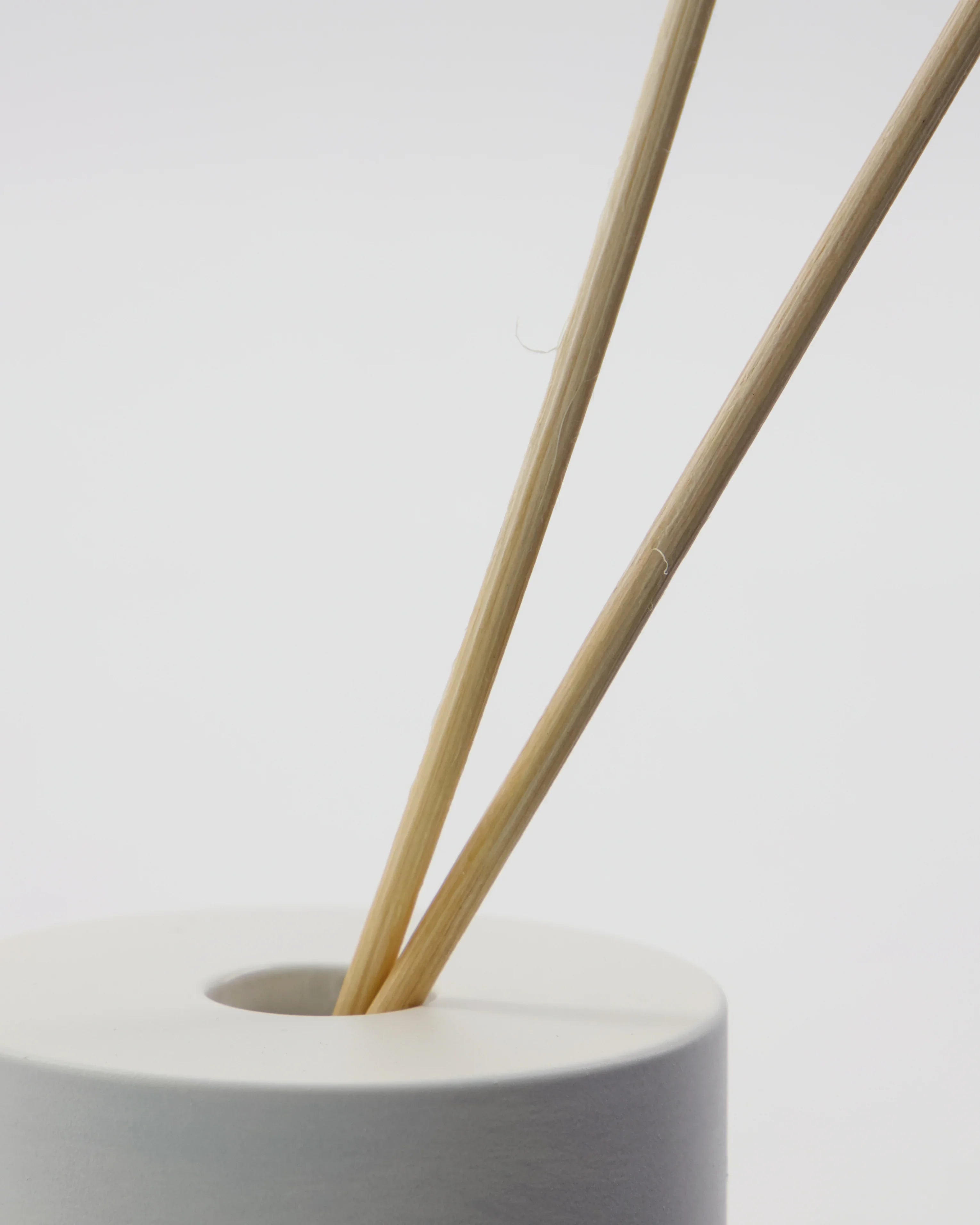 Close-up van Meraki White Garden diffuser met houten geurstokjes in minimalistische witte halsopening