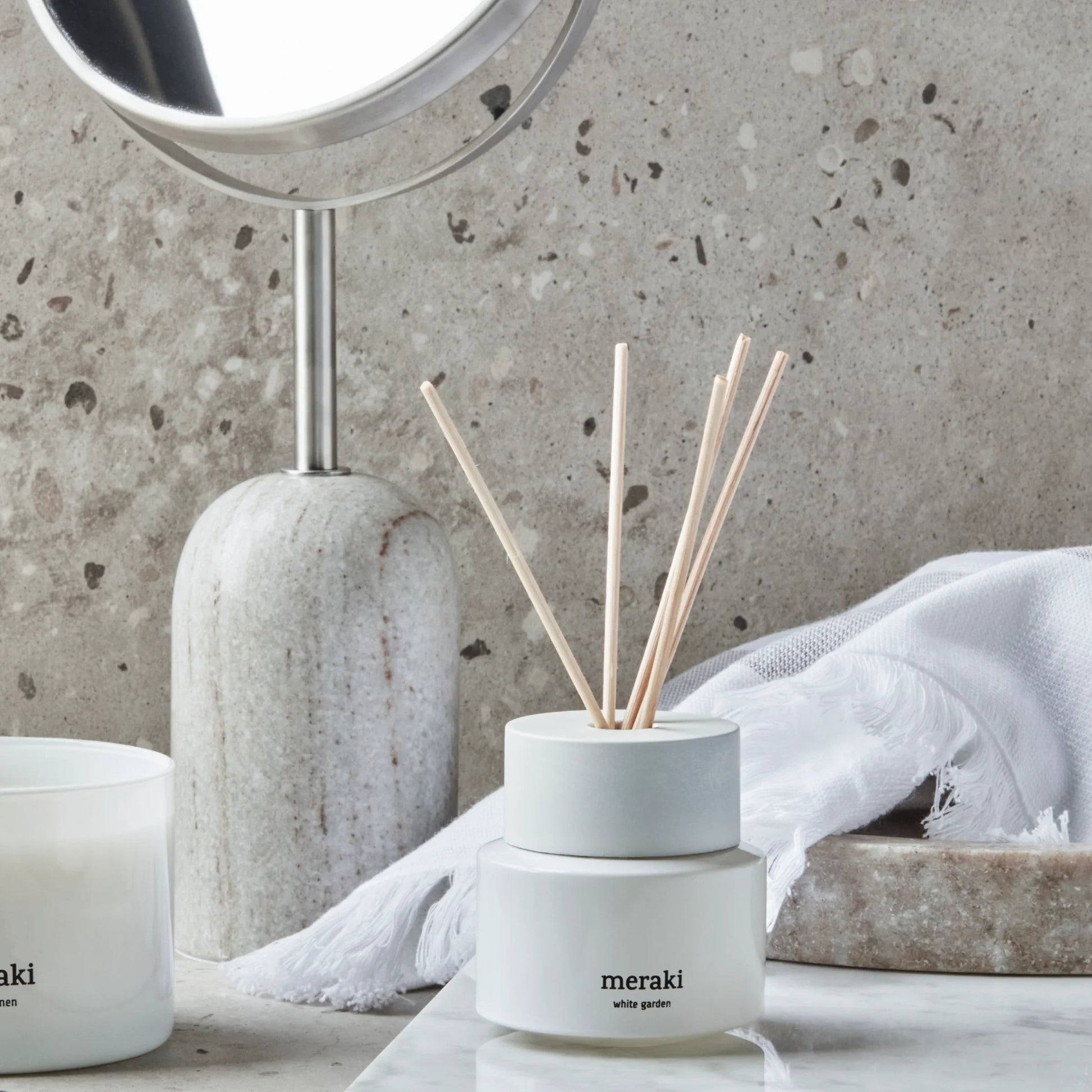 Meraki White Garden diffuser gestyled op marmeren oppervlak met spiegel en handdoek, Scandinavisch interieur