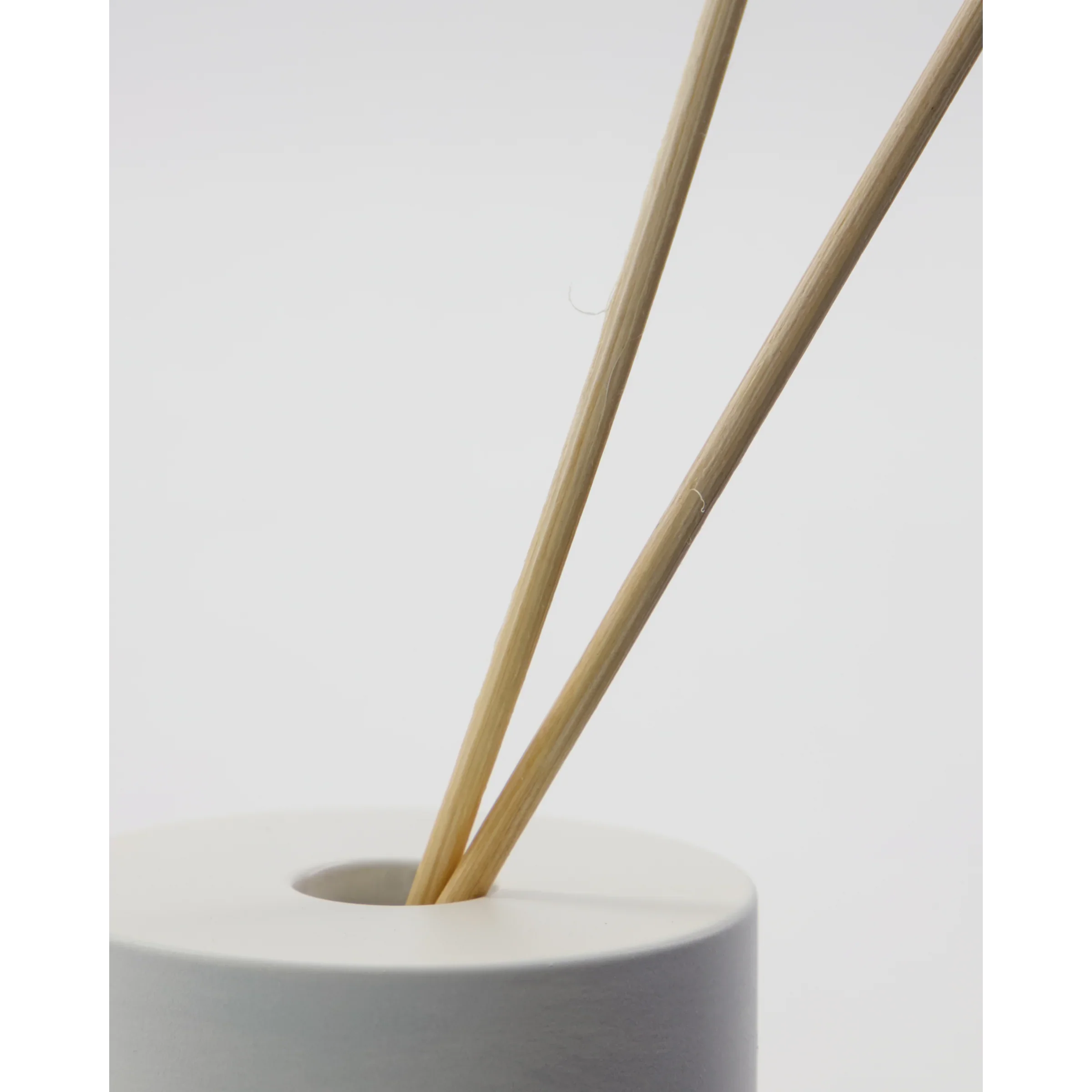 Meraki Fresh Linen diffuser close-up met stokjes