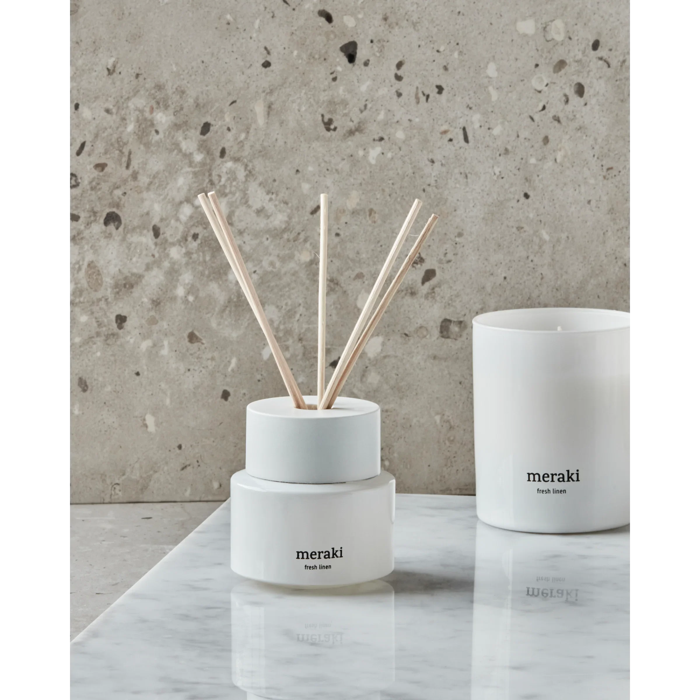 Meraki Fresh Linen diffuser samen met bijpassende geurkaars in Scandinavisch badkamerdecor