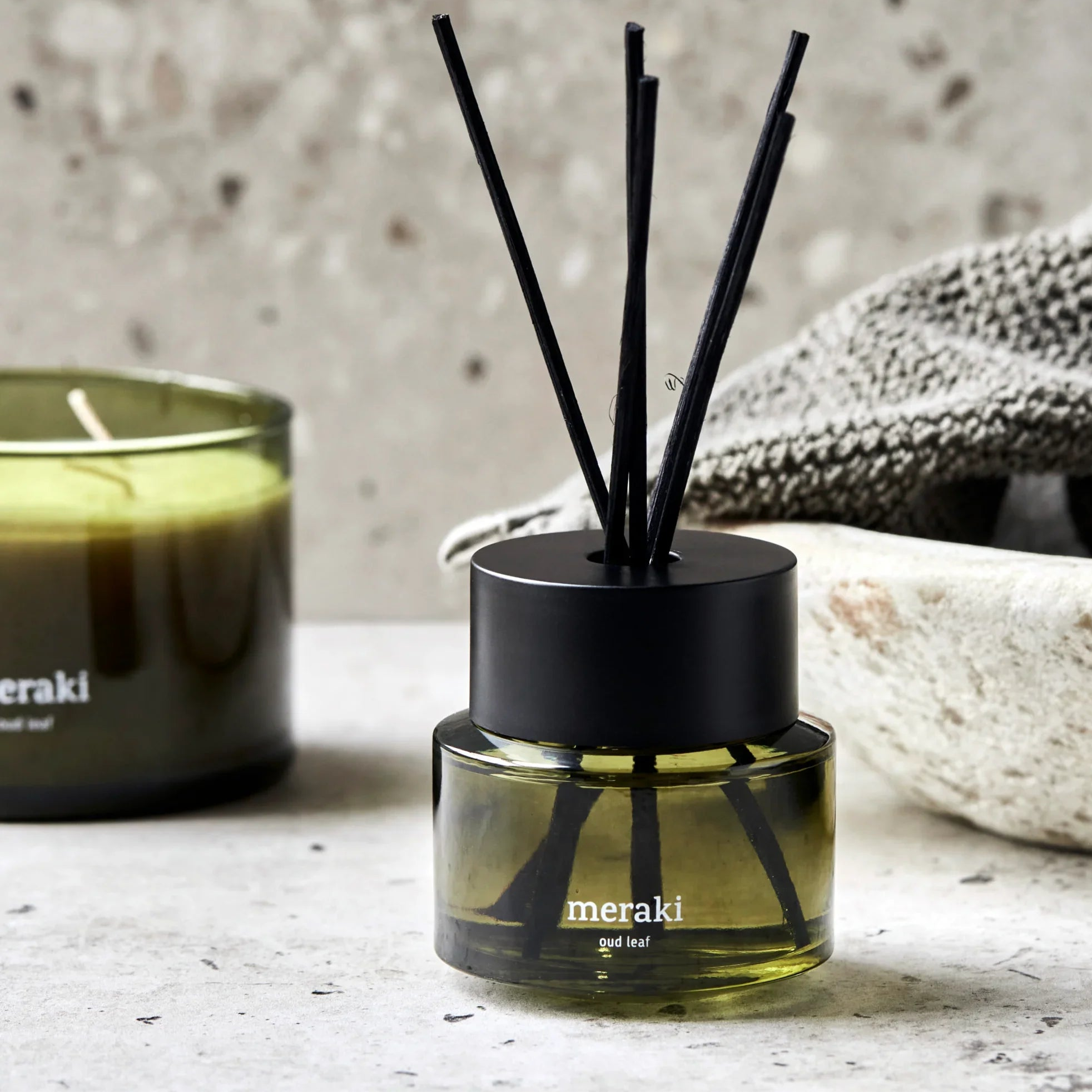 Meraki diffuser Oud Leaf geplaatst op houten tafel met neutrale achtergrond, Scandinavische sfeer