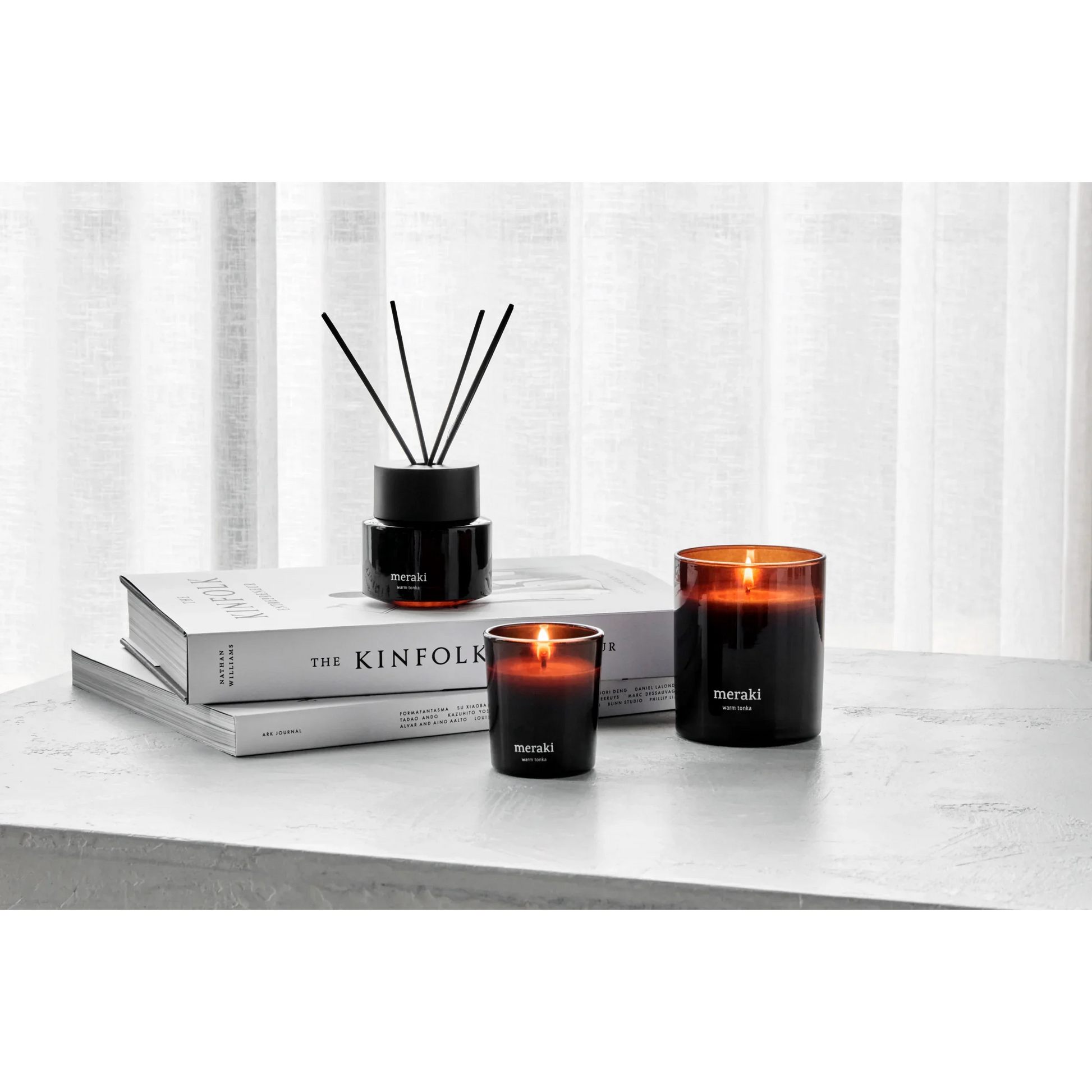 Meraki diffuser Warm Tonka geplaatst op houten oppervlak, omringd door natuurlijke decoratie, warme sfeer