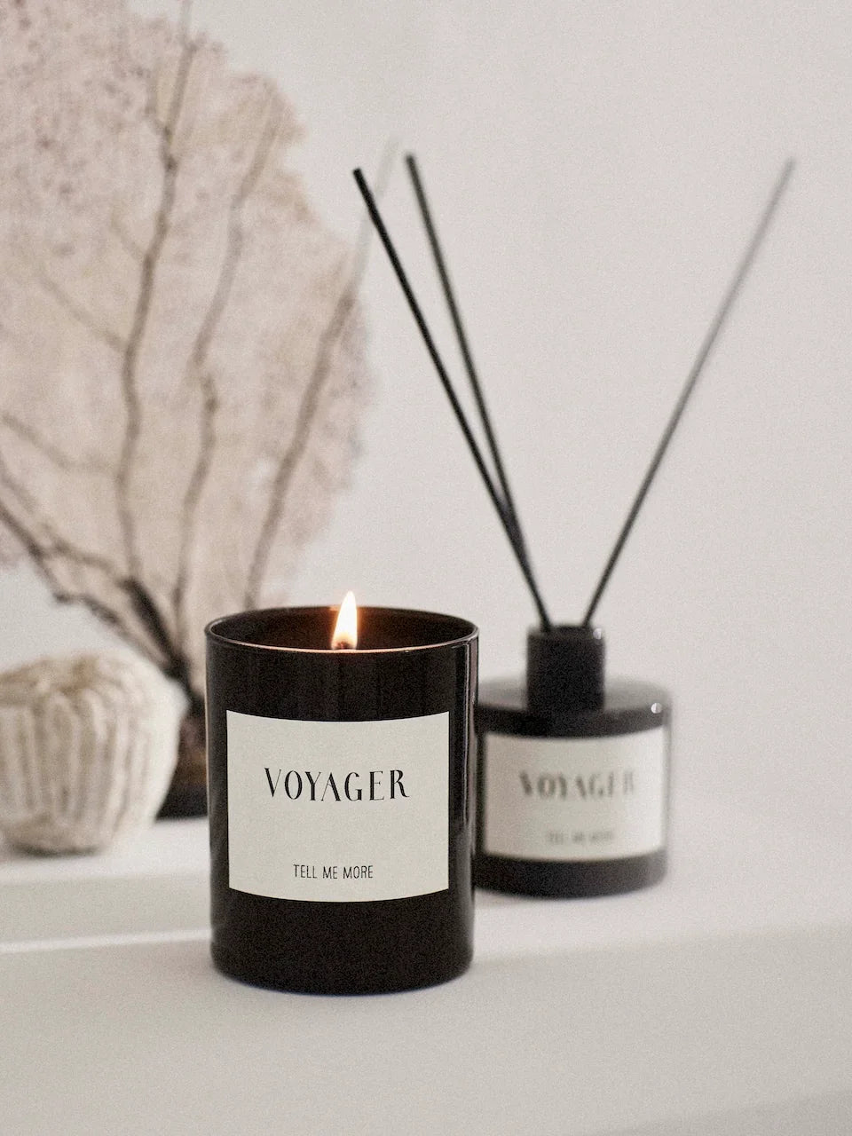 Tell Me More Geurkaars Voyager 210g – Natuurlijke geurkaars met citrus, anijs en musk, frisse kruidige geur met bloemige basis, Scandinavisch design, brandtijd 48 uur