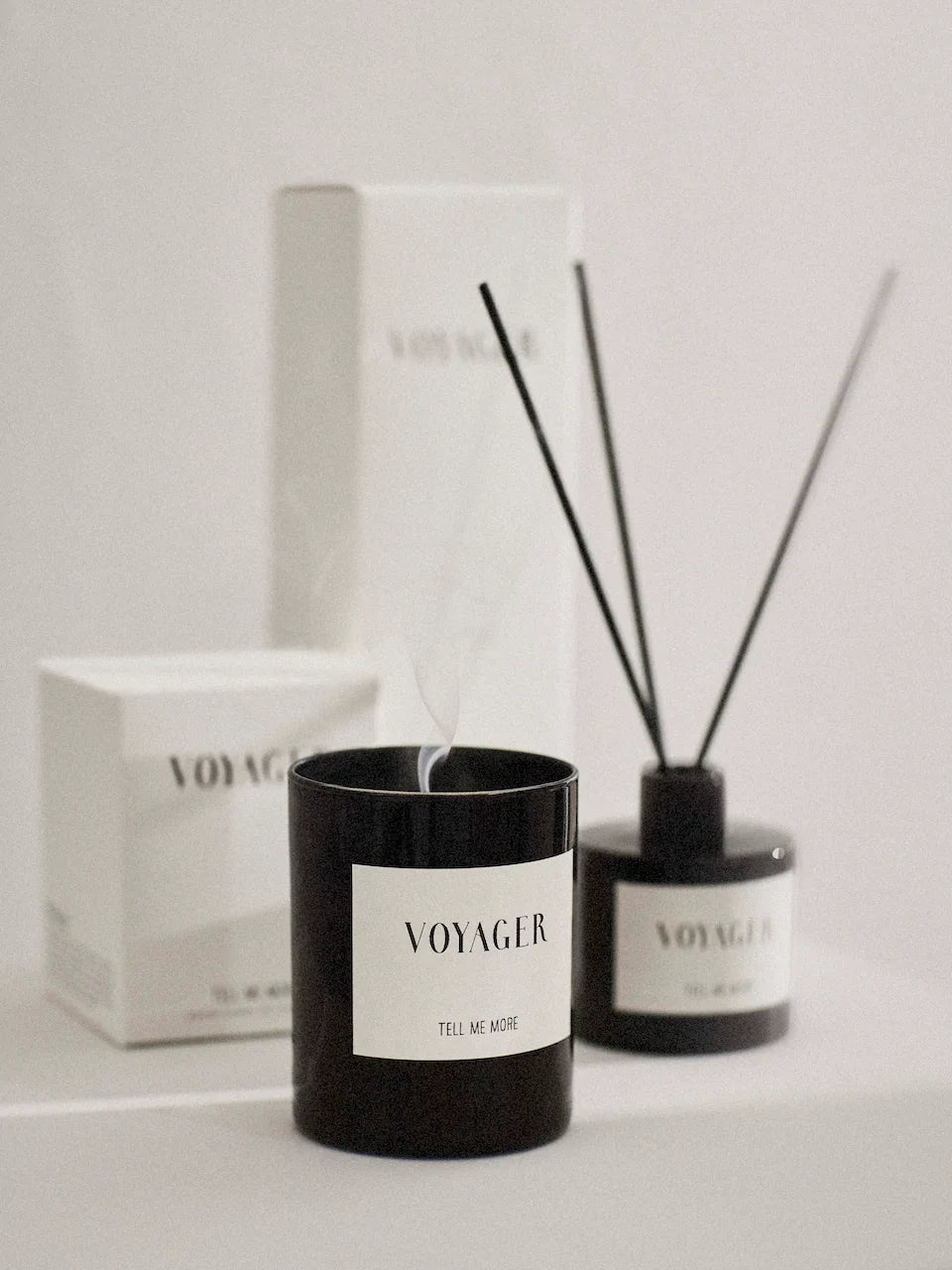 Tell Me More Geurkaars Voyager 210g – Natuurlijke geurkaars met citrus, anijs en musk, frisse kruidige geur met bloemige basis, Scandinavisch design, brandtijd 48 uur