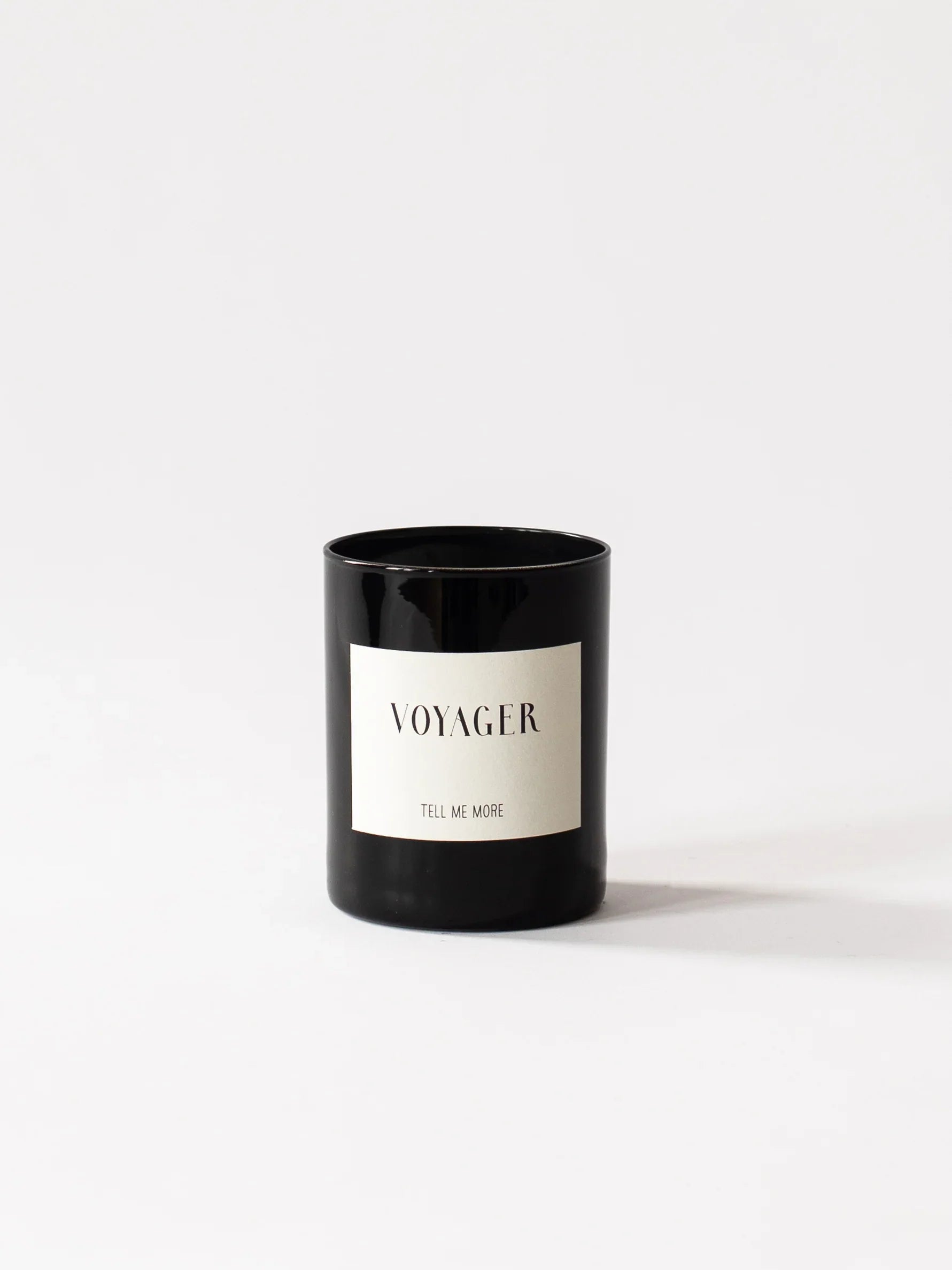 Tell Me More Geurkaars Voyager 210g – Natuurlijke geurkaars met citrus, anijs en musk, frisse kruidige geur met bloemige basis, Scandinavisch design, brandtijd 48 uur