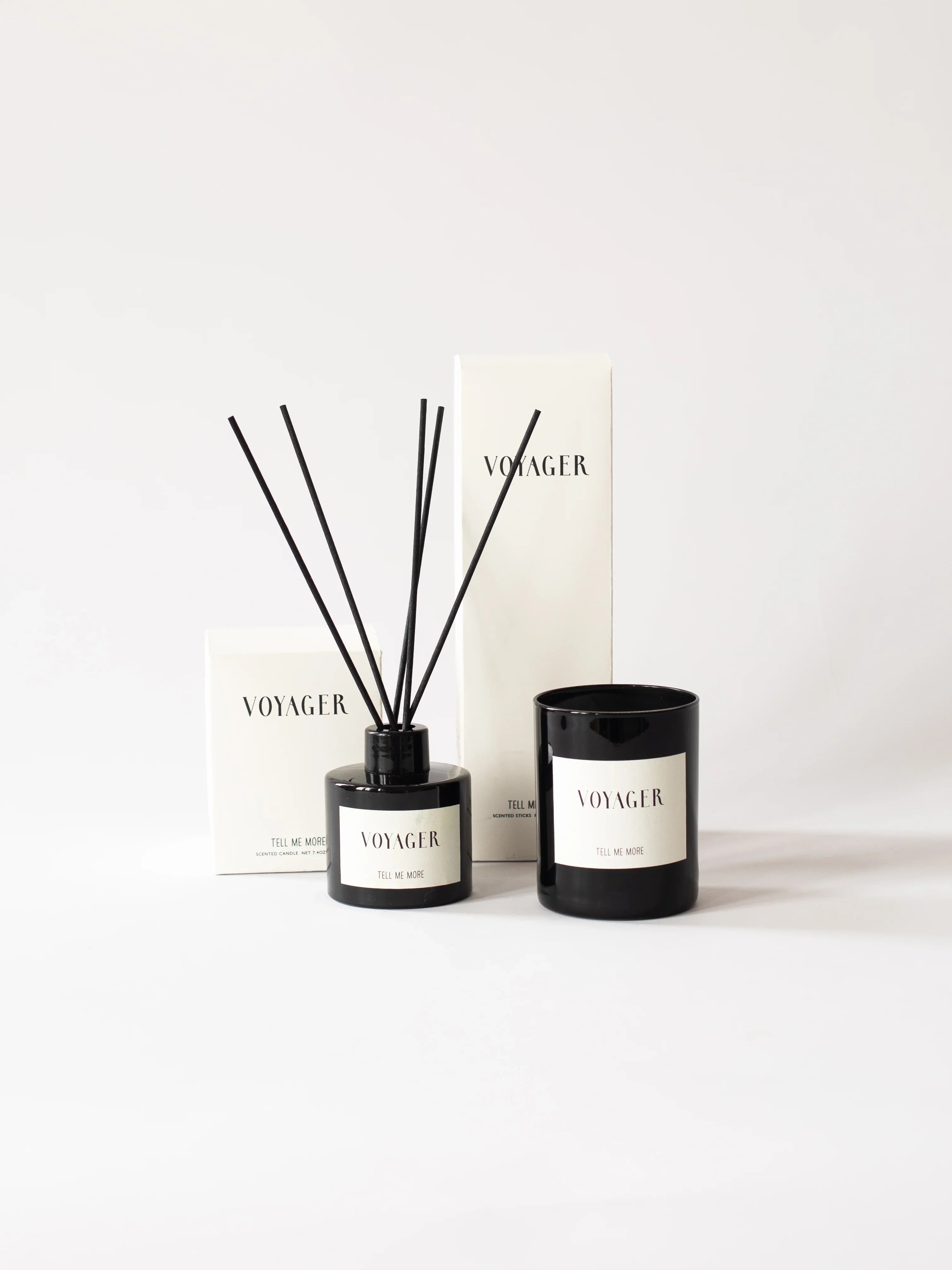 Tell Me More Geurkaars Voyager 210g – Natuurlijke geurkaars met citrus, anijs en musk, frisse kruidige geur met bloemige basis, Scandinavisch design, brandtijd 48 uur