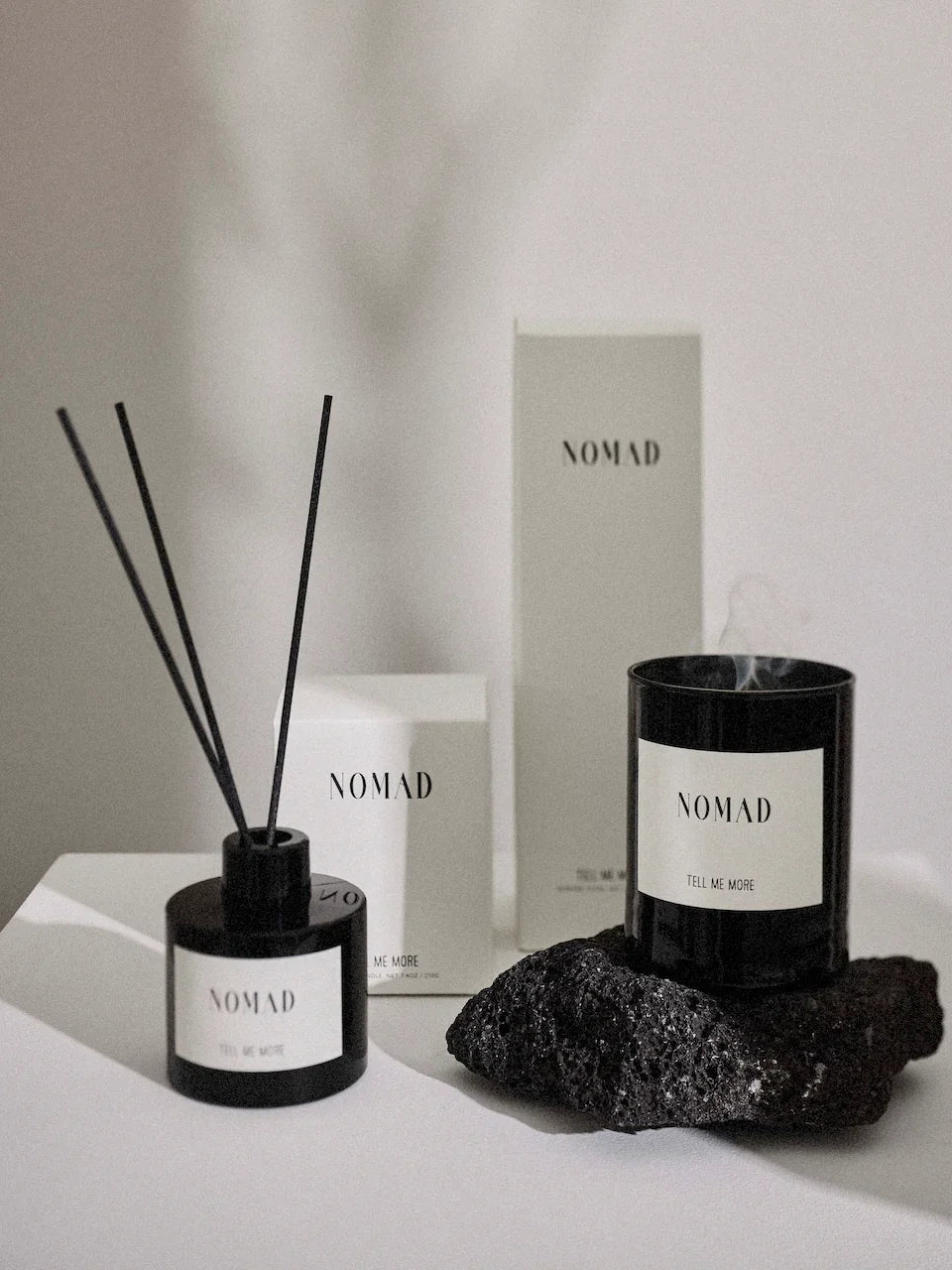 Tell Me More Geurkaars Nomad 210g – Luxe geurkaars van natuurlijke was met tuberoos, bergamot en vanille – warme bloemige geur, Scandinavisch design, brandtijd 48 uur