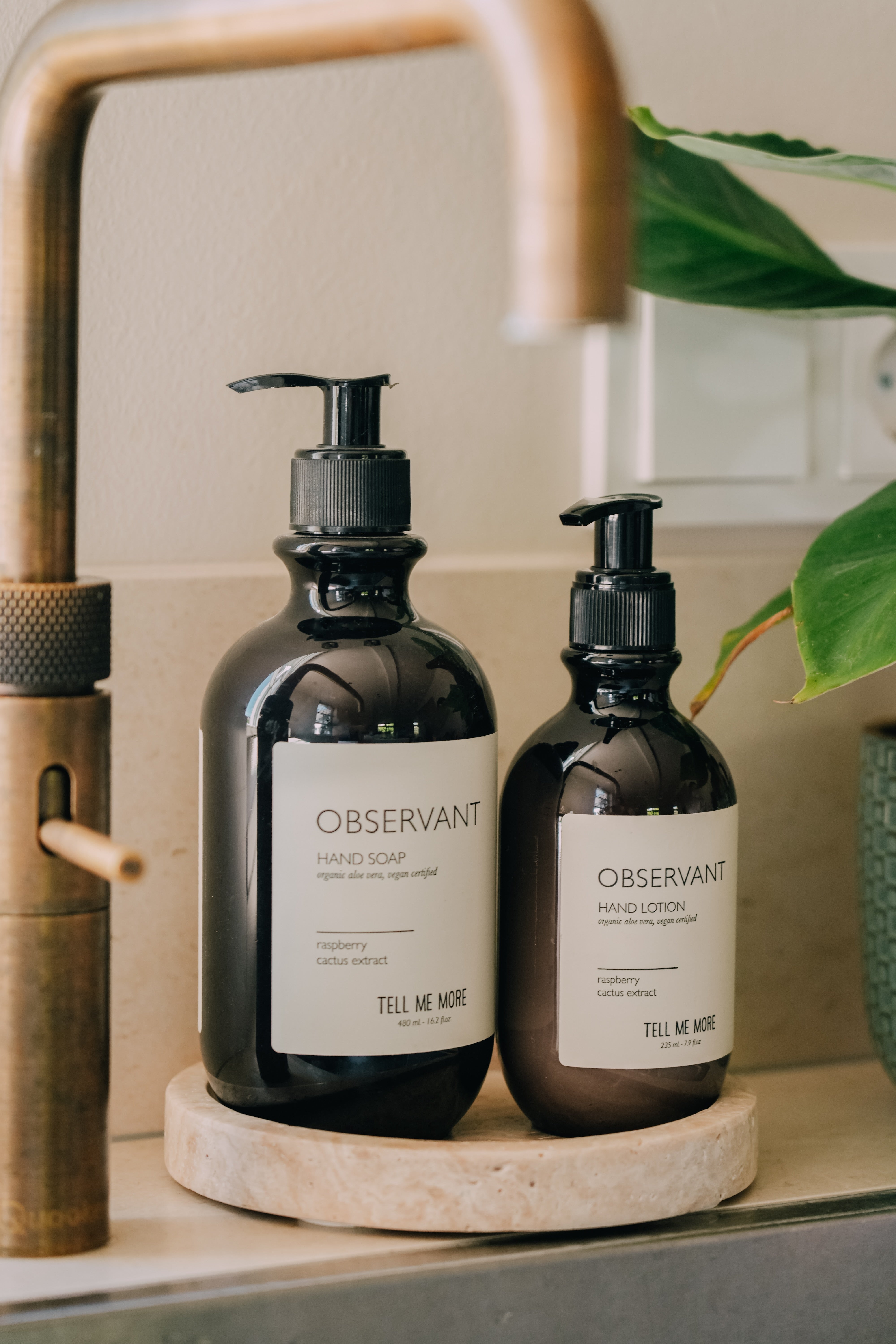 Tell Me More handzeep en lotion van Sublime. Staan op een travertine, natuursteen plaat. Scandinavisch Japandi design.