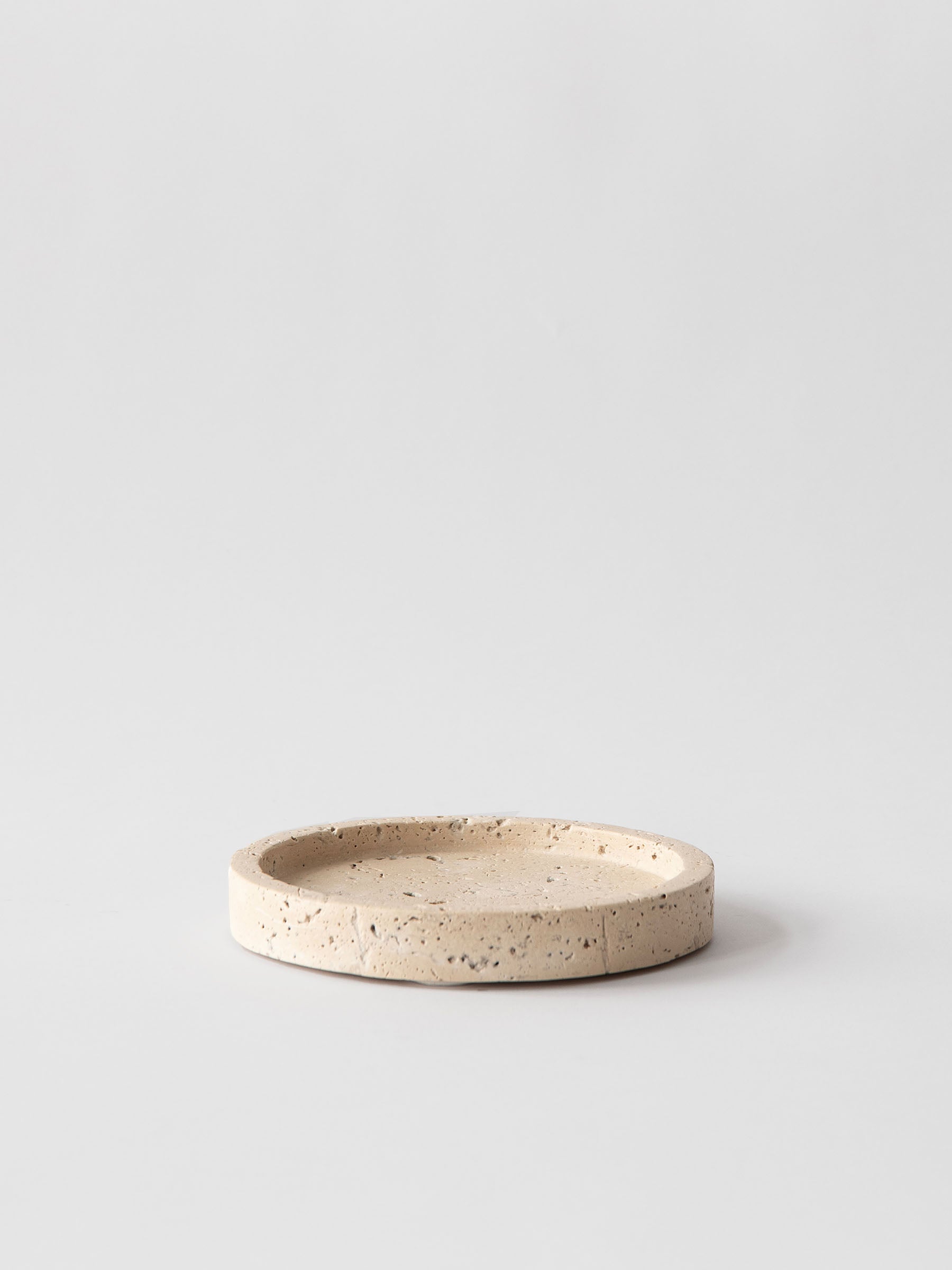 Tell Me More Travertine Plate. Scandinavisch minimalistische natuursteen.