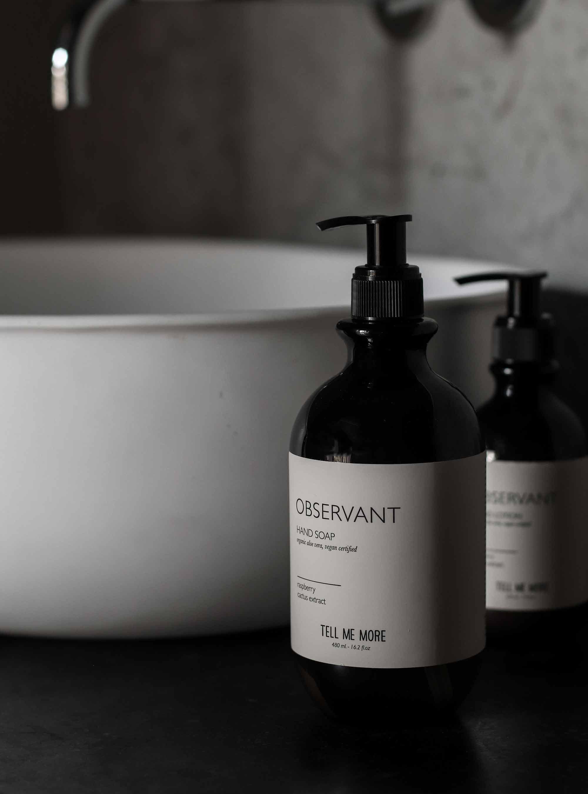 Tell Me More Handzeep Observant 480 ml – Vegan handzeep met framboos en cactus, subtiele geur van boskruiden en bloemen, met biologische aloë vera – natuurlijke handverzorging in pompflacon uit Denemarken